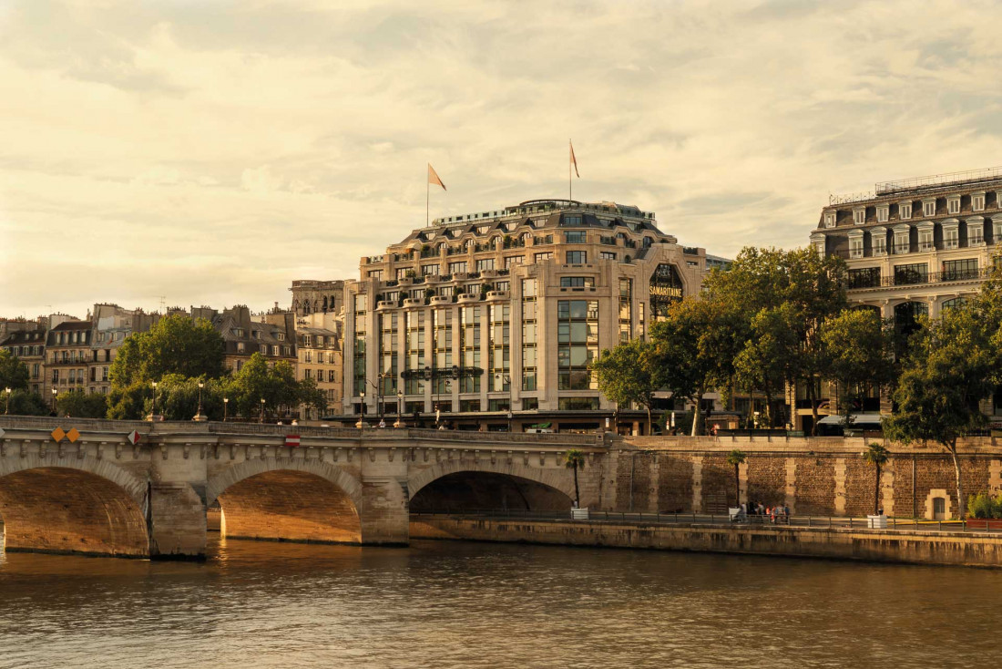 La façade du Cheval Blanc Paris domine fièrement la Seine et le Pont Neuf © Alexandre Tabaste