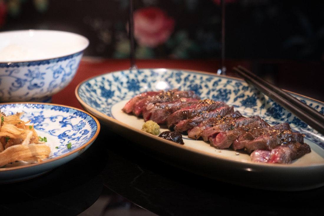 Faux filet de bœuf maturé et poivre noir au restaurant Bund à Bourse, Paris 2e © DR