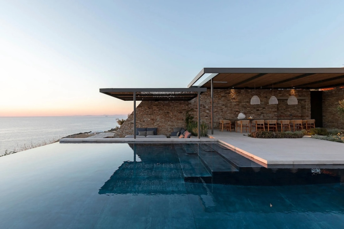 À la tombée du jour, la piscine à débordement de 21 mètres se confond avec la mer Égée. La pièce maîtresse de cette villa de luxe des Cyclades. © Le Collectionist
