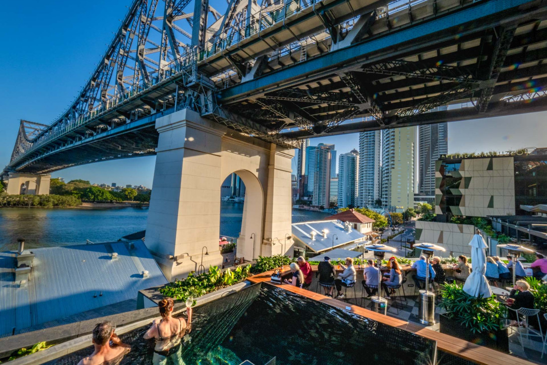 Le rooftop du Crystalbrook Vincent, hôtel de Brisbane, avec vue sur le Story Bridge