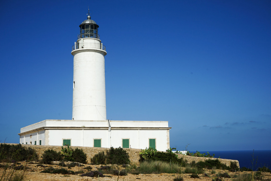 Surplombant les falaises, Le Phare de la Mola domine la côte est de Formentera © MB | YONDER.fr