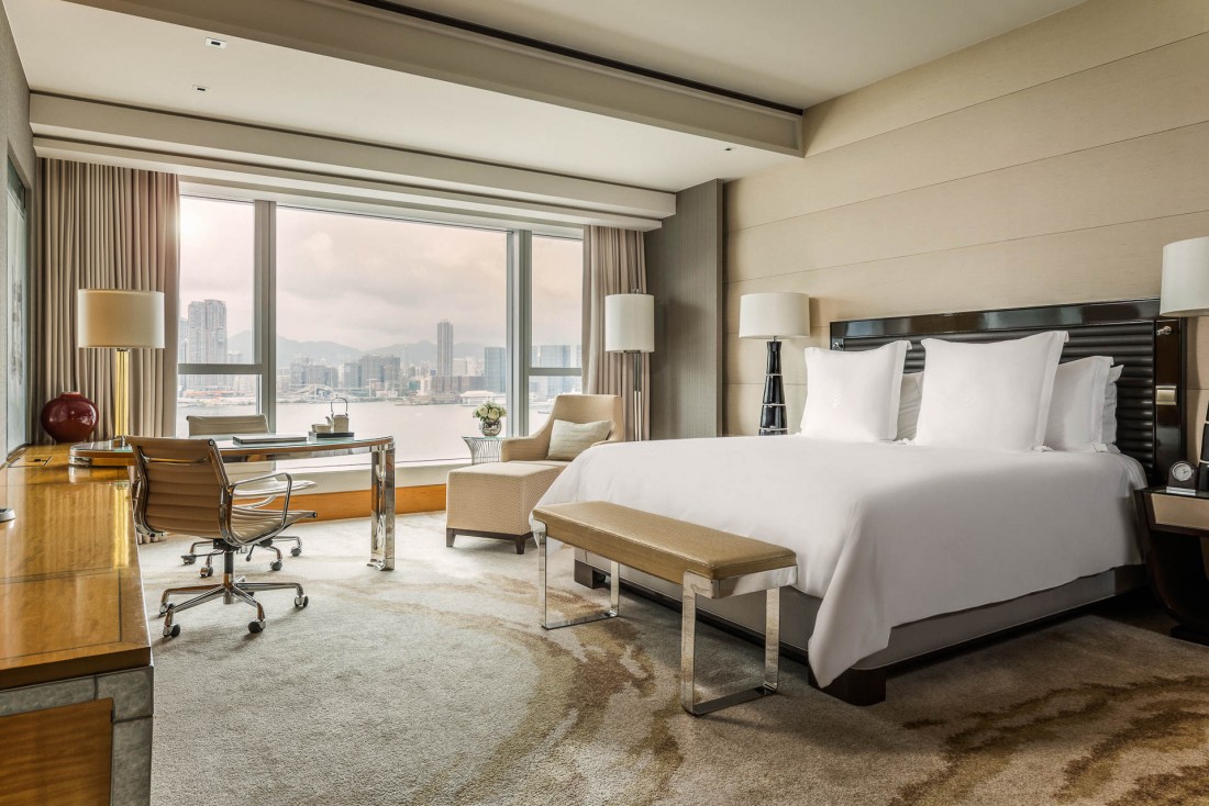 Four Seasons Hong Kong – Chambre Deluxe avec vue sur la baie © Four Seaasons