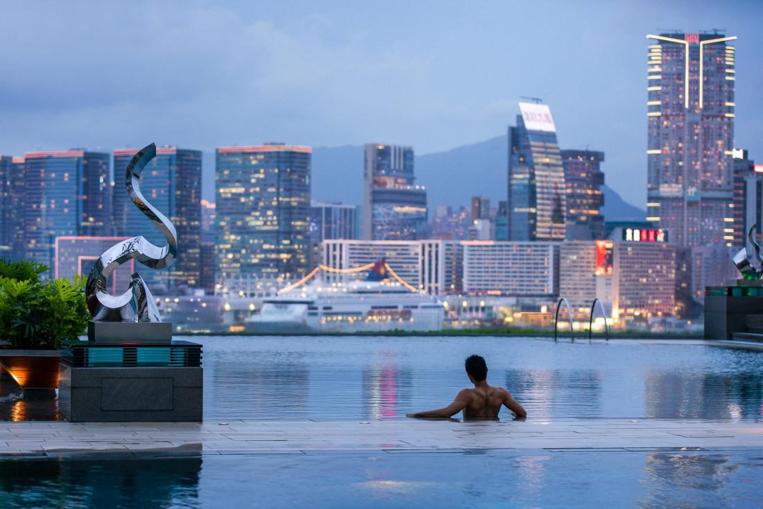 La piscine avec vue sur le port Victoria du Four Seasons Hong Kong © Four Seasons