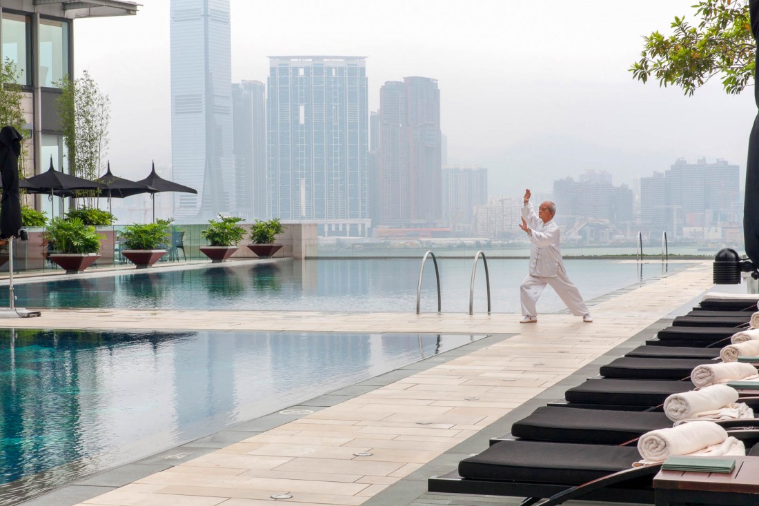 Séance de tai-chi au bord des piscines du Four Seasons Hong Kong © Four Seasons