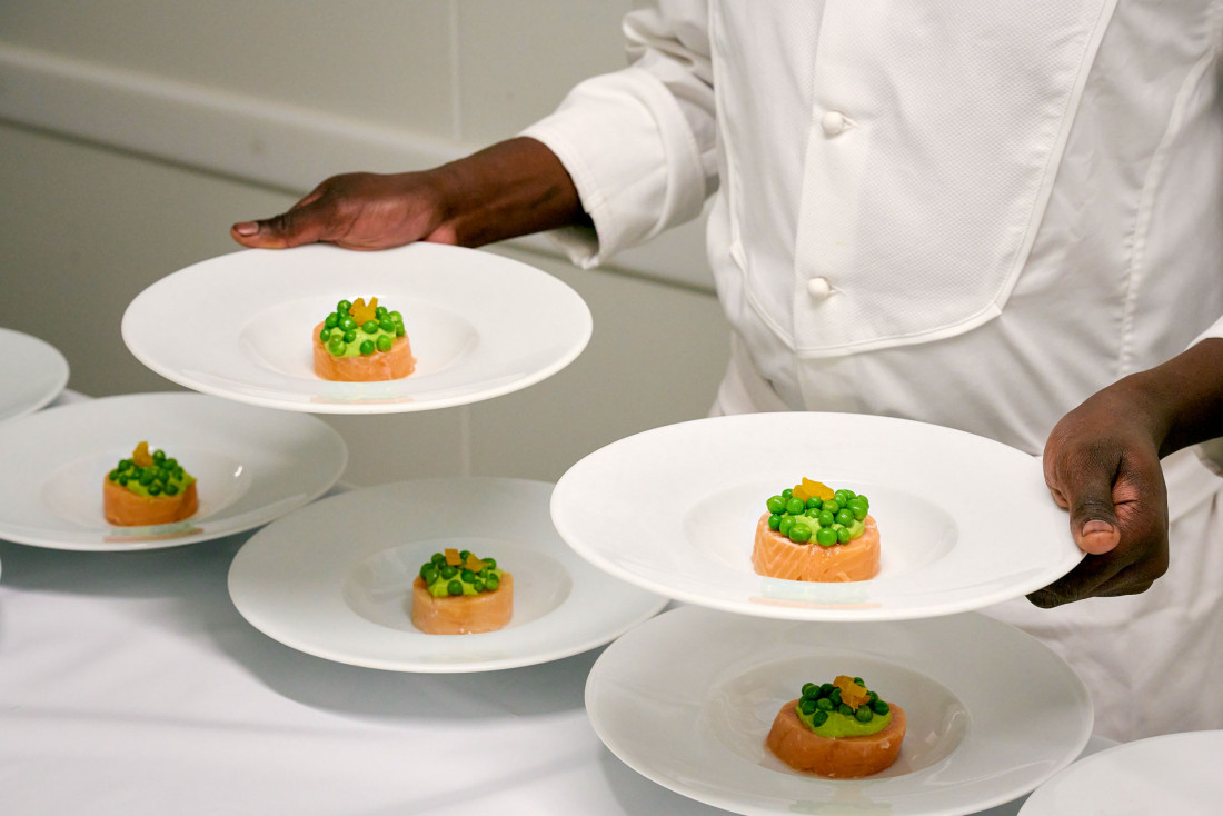 Fraicheur de petits pois et abricots saumon confit © Caspar Miskin