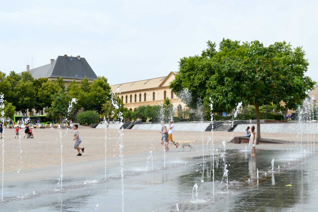 Les fontaines de la Place de la République rafraichissent petits et grands © Pierre Gunther