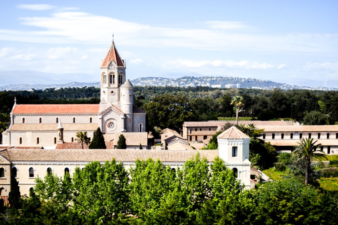 L'Abbaye de Lérins vue depuis  monastère fortifié sur l'Île Saint-Honorat © Yonder.fr