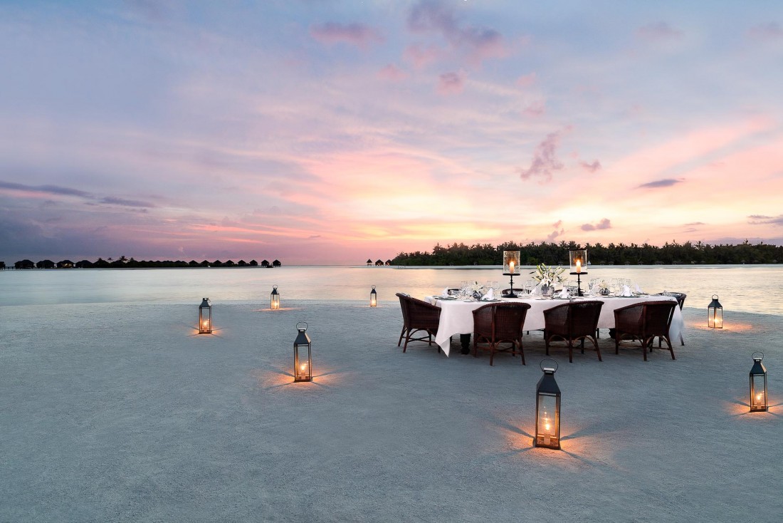 Naladhu Private Island Maldives - Dîner sur la plage alors que le soleil se couche © DR
