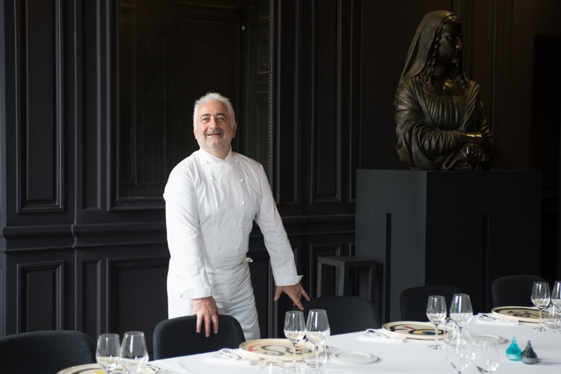 Guy Savoy pose dans l'un des salons de son restaurant de La Monnaie © Laurence MOUTON