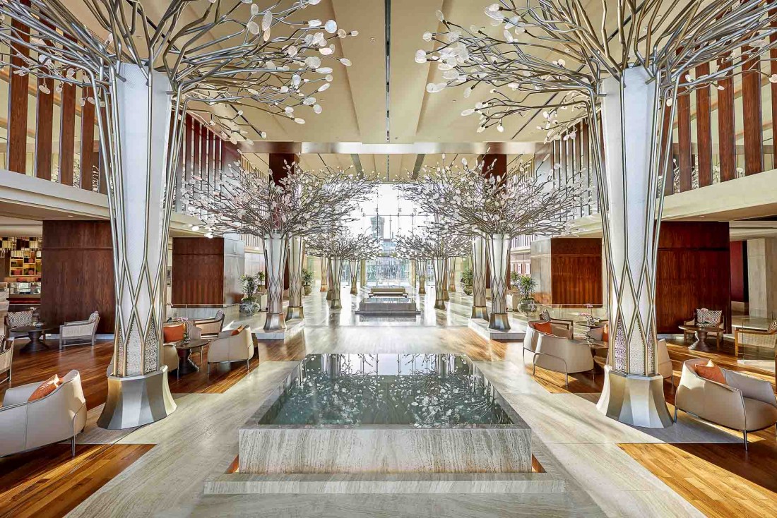 La canopée de lumière signée Jeffrey Wilkes vous accueille au Mandarin Oriental Jumeira © MOHG