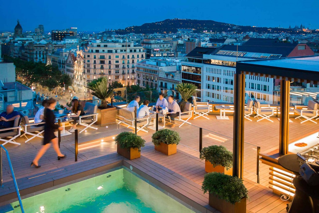 Vue de nuit de La Dolce Vitae, le toit-terrasse du Majestic Hotel & Spa Barcelona © DR