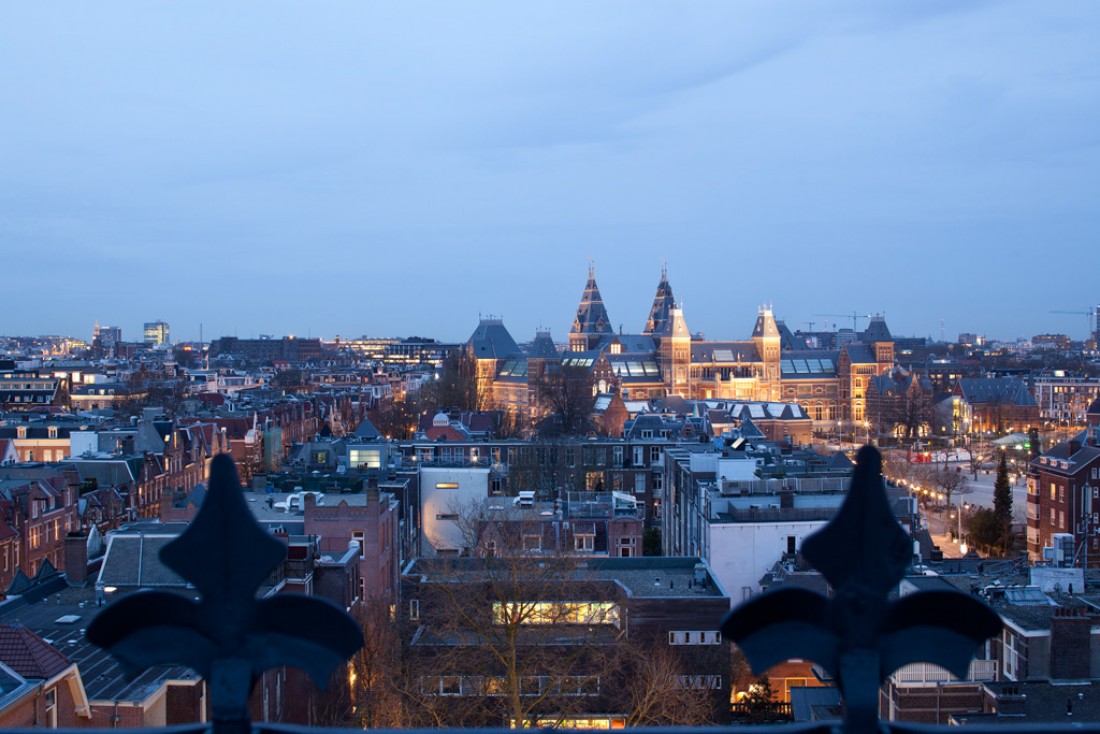 Vue sur Amsterdam depuis la terrasse privée de la suite I Love Amsterdam @ Conservatorium Hotel