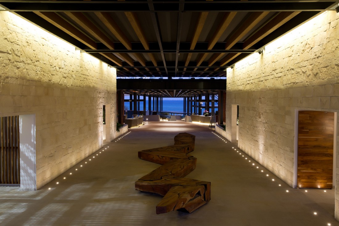 L'immense lobby, entièrement ouvert et ouvrant une perspective sur la mer, en contrebas © Grand Hyatt Playa del Carmen