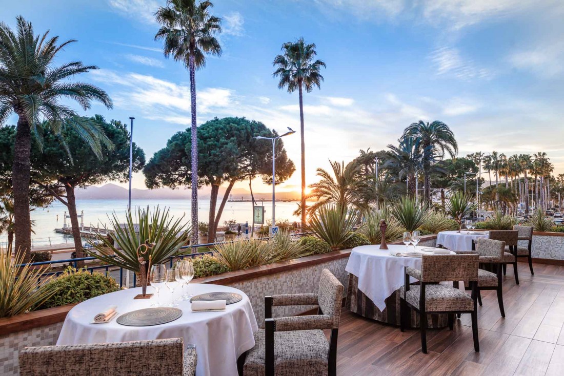 La terrasse du restaurant La Palme d'Or, l'une des plus grandes tables de la Côte d'Azur © J. Kelagopian