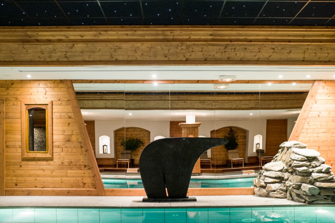 Les ours sont omniprésents dans l'hôtel, comme ici au bord de la piscine © YONDER.fr