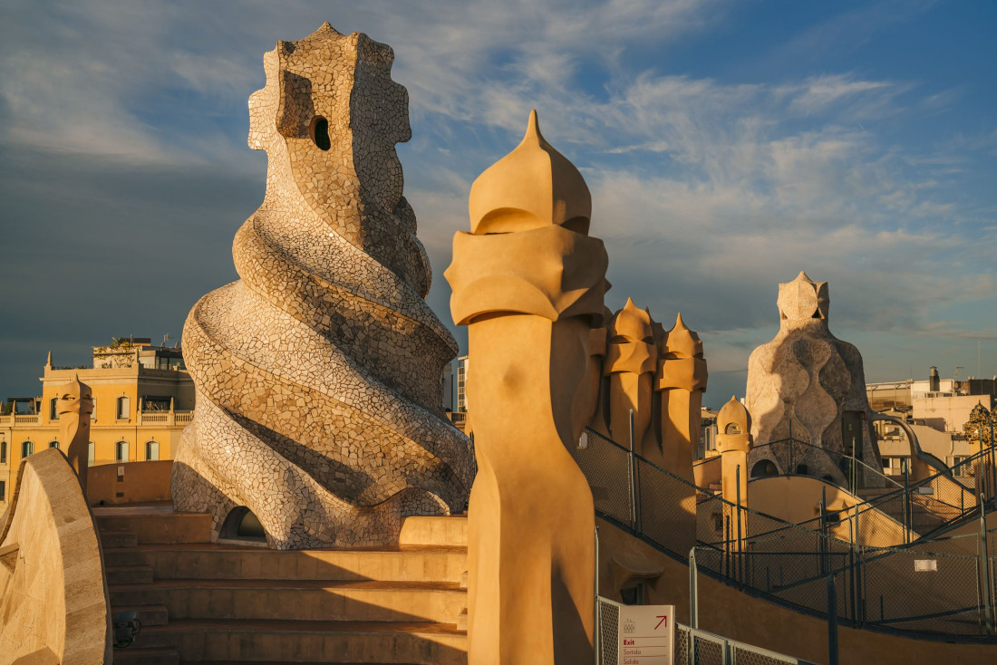 Gaudí à Barcelone : les 6 lieux cultes à visiter pour le centenaire de sa mort. La Pedrera – Casa Milà, le chef-d’œuvre « organique » © Fundació Catalunya La Pedrera