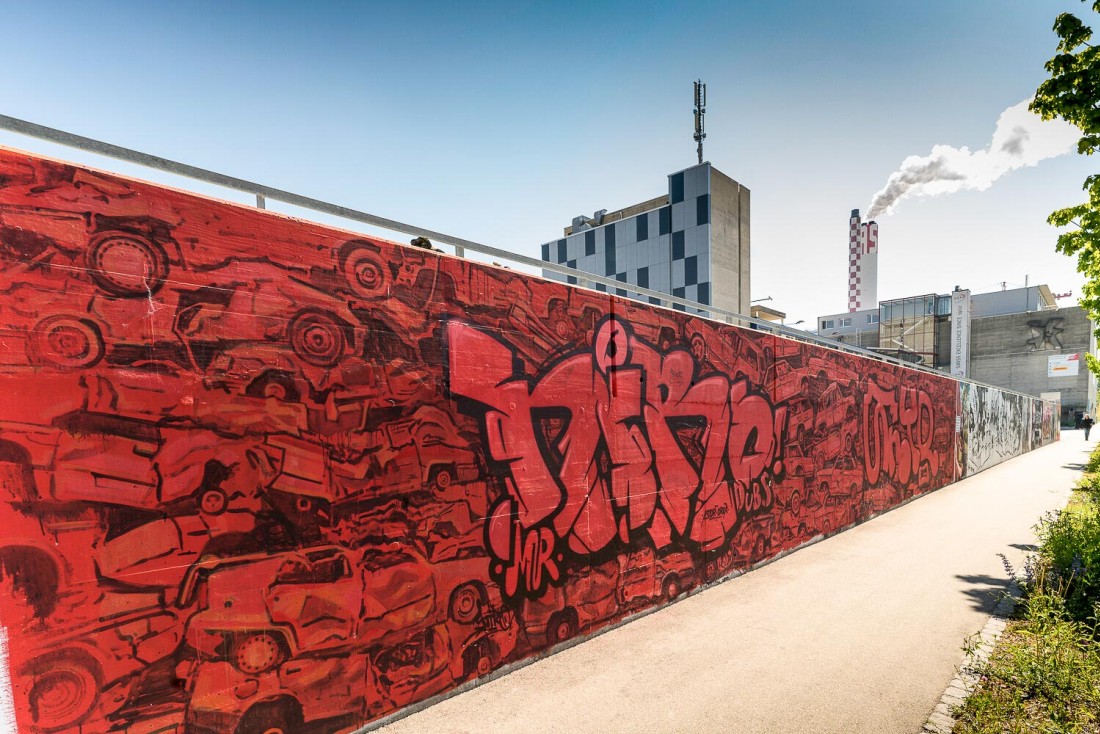 À quelques pas du centre, des œuvres étonnantes ornent les murs de l'usine Bell. © Basel Tourismus.