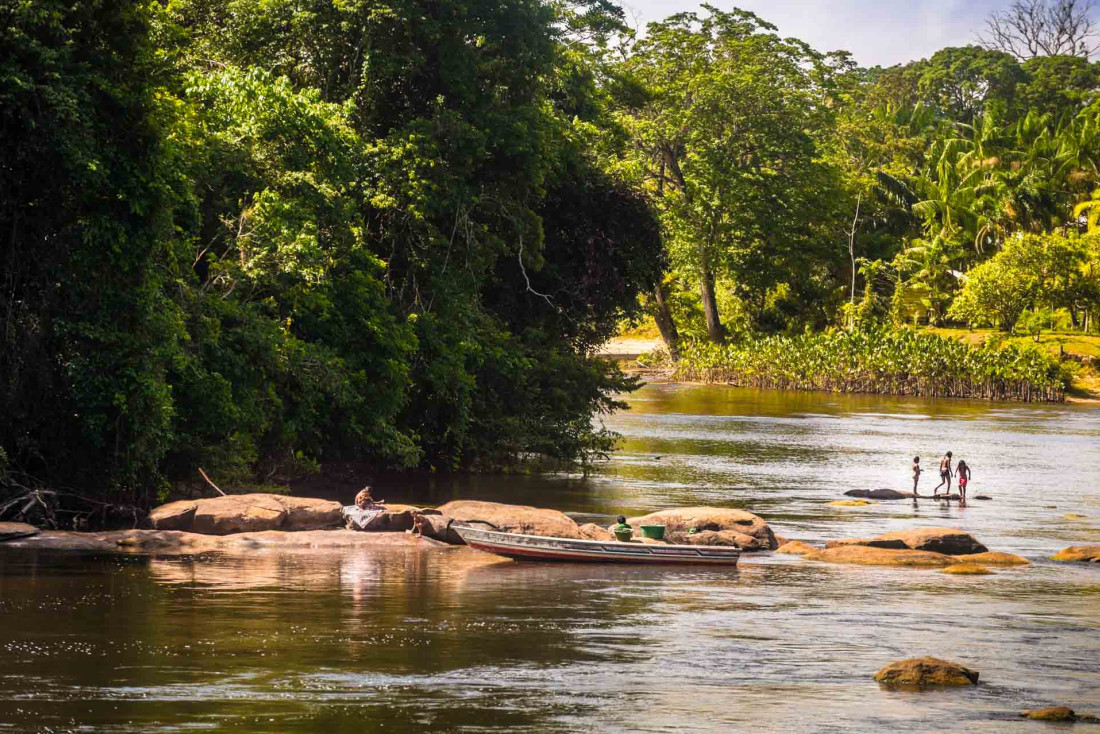 Baignade dans les rivières de Guyane © A. Brusini