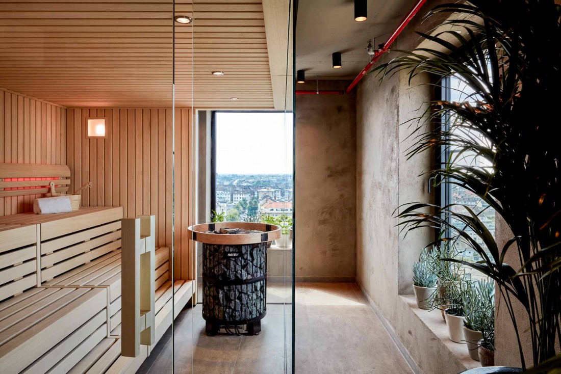 Au 14ème étage, un espace bien-être avec sauna et vues sur la ville © Steve Herud