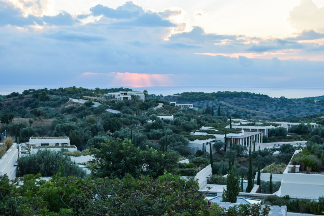 Vue sur le complexe de l'Amanzoe au coucher du soleil © Yonder.fr