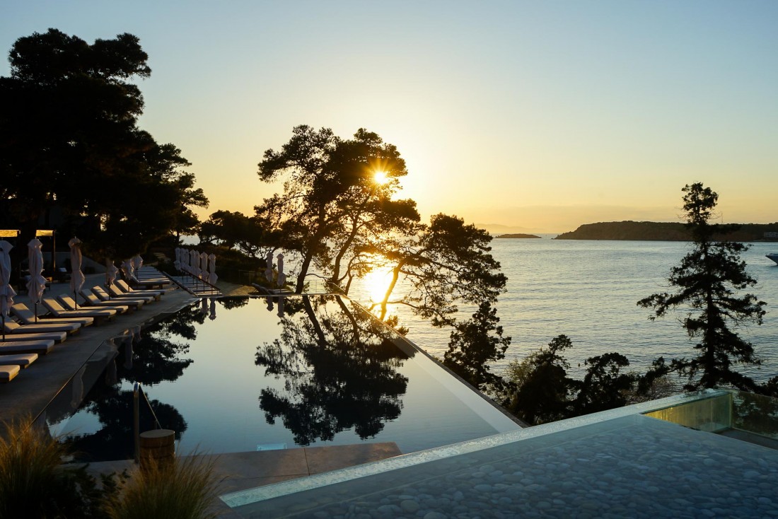 Coucher de soleil haut en couleur sur la piscine de l'aile Arion © YONDER.fr