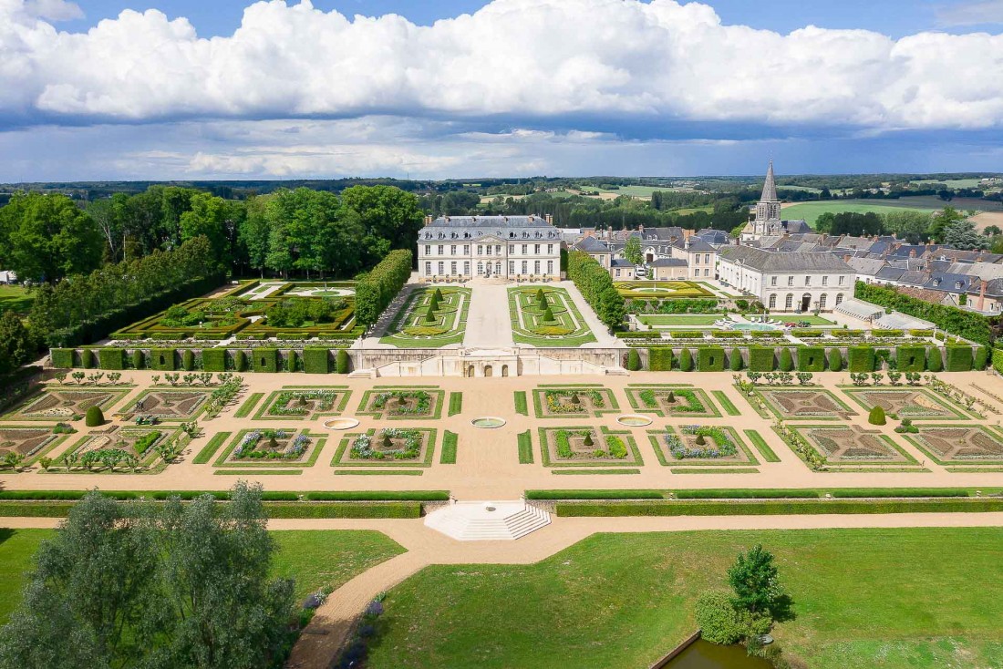 Vue aérienne de l'Hôtel Château du Grand-Lucé et de ses vastes jardins © Adam Lynk