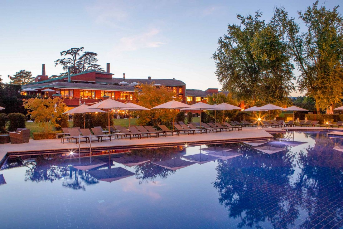 La piscine extérieure de La Réserve Genève au crépuscule © G. Gardette