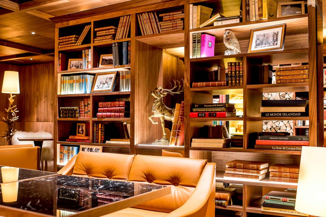 Le fumoir avec ses caves à cigares, ses bibliothèques et ses fauteuils, est l'un des lieux les plus confortables de l'hôtel © Alpimages