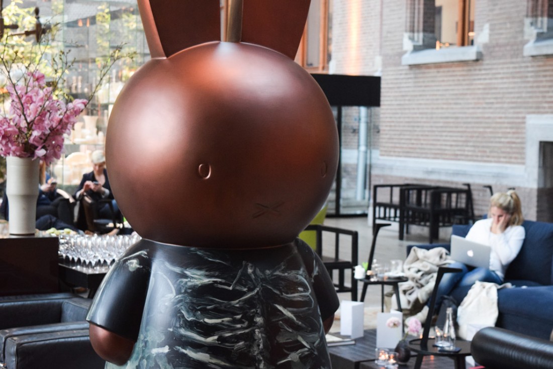 Sculpture du lapin Miffy dans le lounge @ Yonder.fr