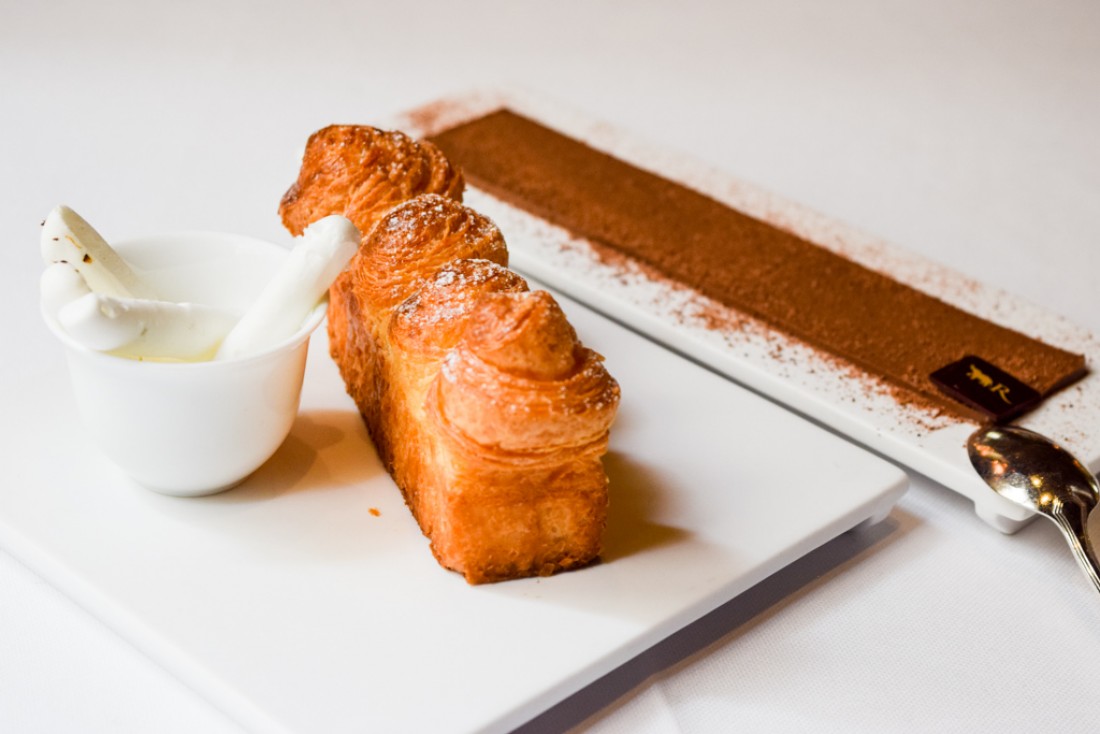 Brioche et ganache en tant mignardises pour accompaner le café © Yonder.fr