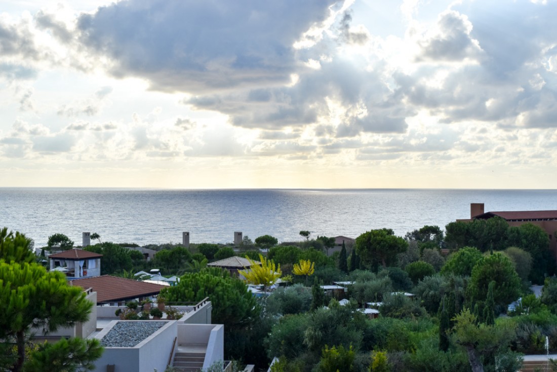 Coucher de soleil vu depuis le bar de l'hôtel © The Romanos