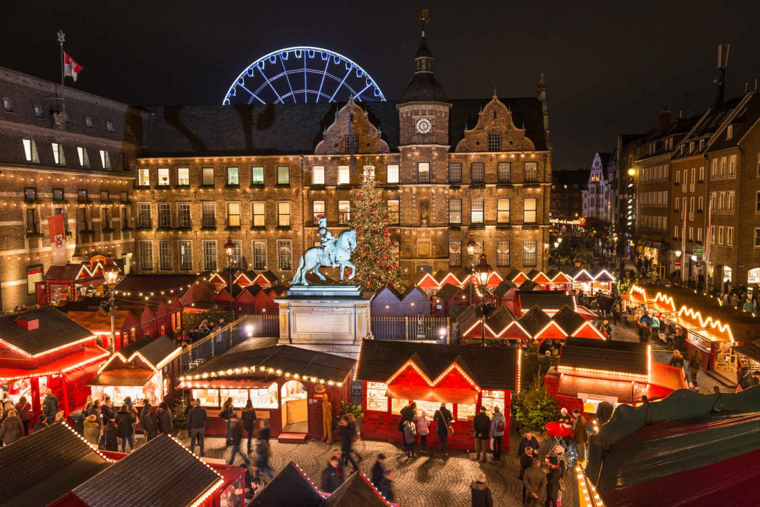 En décembre, le marché de Noël illumine la place de l'hôtel de ville © Düsseldorf Tourismus – Andreas Jung
