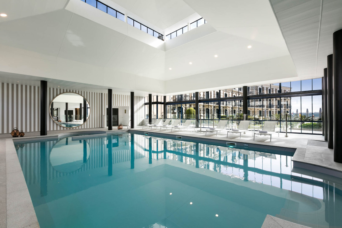 La piscine de l'Hôtel Barrière Le Grand Hôtel Dinard
