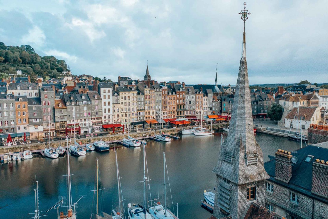 Le Vieux Bassin d’Honfleur est un incontournable du Calvados : ses maisons colorées sont connues dans le monde entier © Les Droners