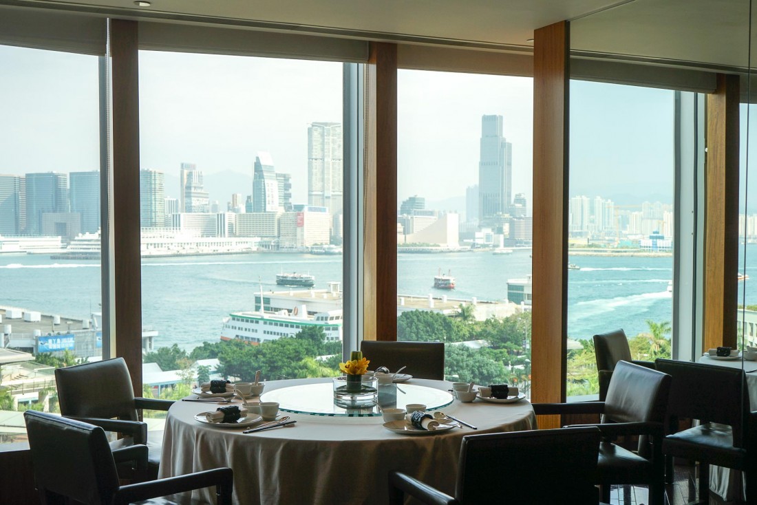 Lung King Heen, un restaurant avec vue vue le port Victoria à Hong Kong © MB / YONDER.fr
