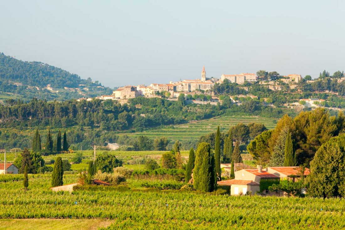 Perché dans un village typique dans le Var, l’Hostellerie Bérard offre un panorama sur le parc de la Sainte-Baume © les Collectionneurs