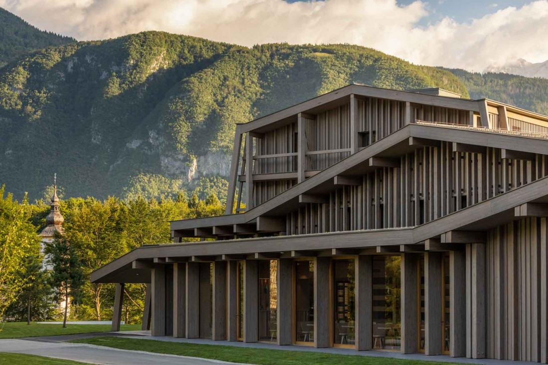 Une architecture en bois par un studio d'architectes locaux pour l'Hôtel Bohinj dans les Alpes juliennes en Slovénie © Ziga Intihar