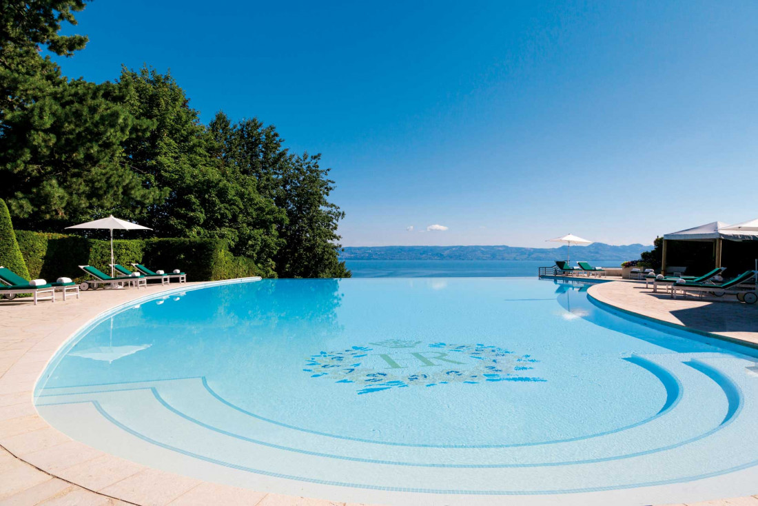 Hôtel Royal Evian Resort - piscine extérieure © DR 