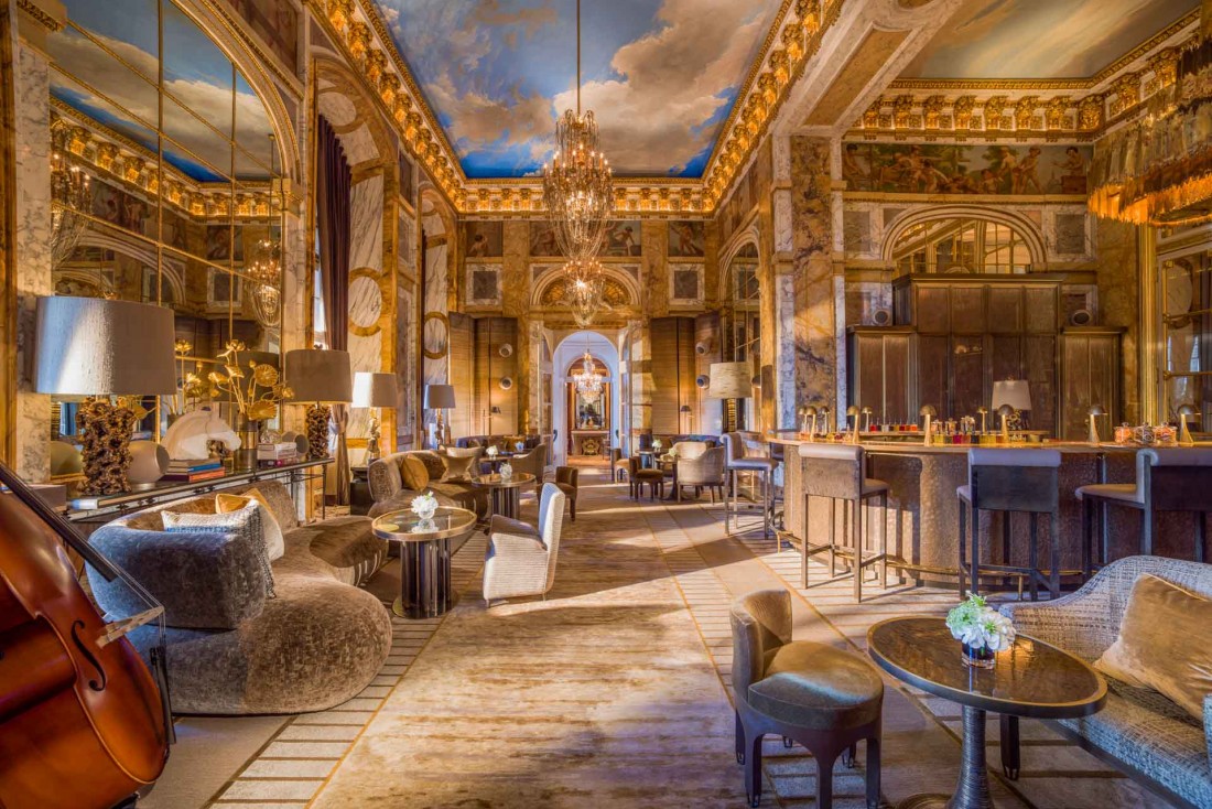 Le bar Les Ambassadeurs à l'Hôtel de Crillon, mythique palace parisien © Adrian Houston