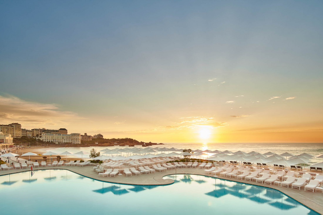Hôtel du Palais Biarritz | Coucher de soleil sur la piscine extérieure © DR