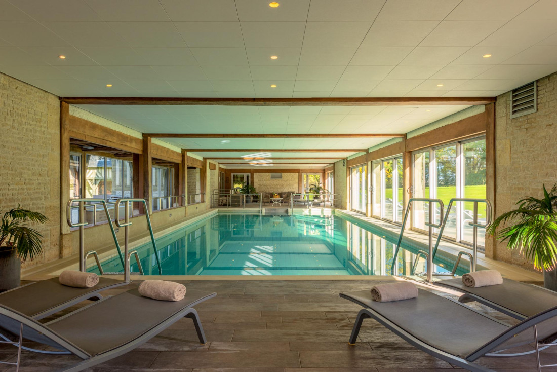 La piscine des Manoirs de Tourgeville, l'un des plus beaux hôtels spa de Deauville © Alexandre Chaplier