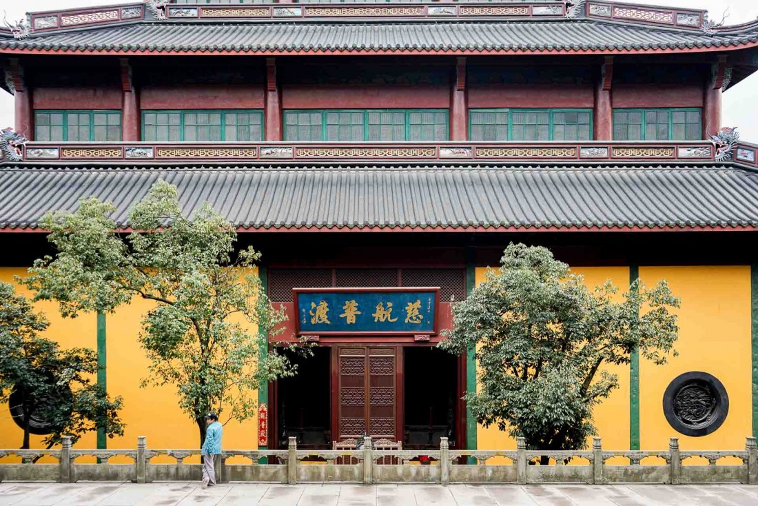 Le Temple Lingyin (ou Temple de la retraite de l'âme) est un des temples bouddhistes les plus prospères de Chine © YONDER.fr