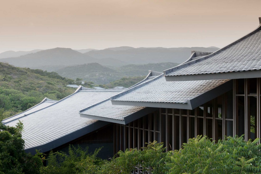 Au coeur du resort, le Pavillon Central occupe le sommet d'une colline © Aman