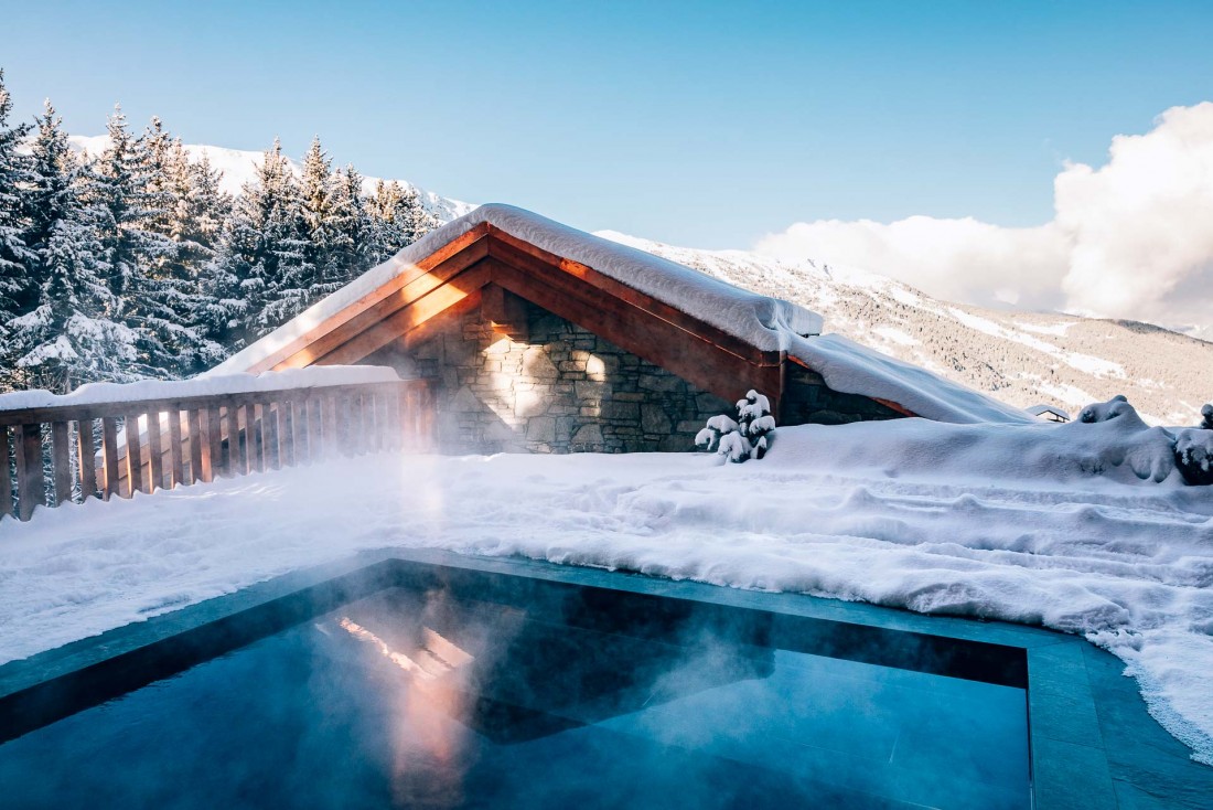 La piscine intérieure est doublée d'un bassin extérieur chauffé © Jérôme Galland