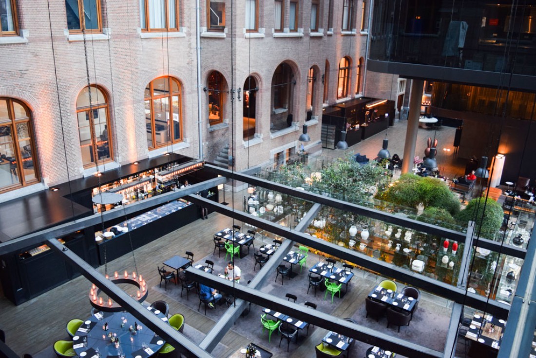 La Brasserie, au coeur de l'atrium, vue depuis la passerelle du 3ème étage @ Yonder.fr