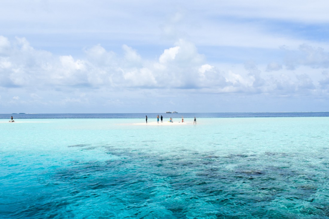 Pause sur un banc de sable pendant une sortie snorkeling © Yonder.fr