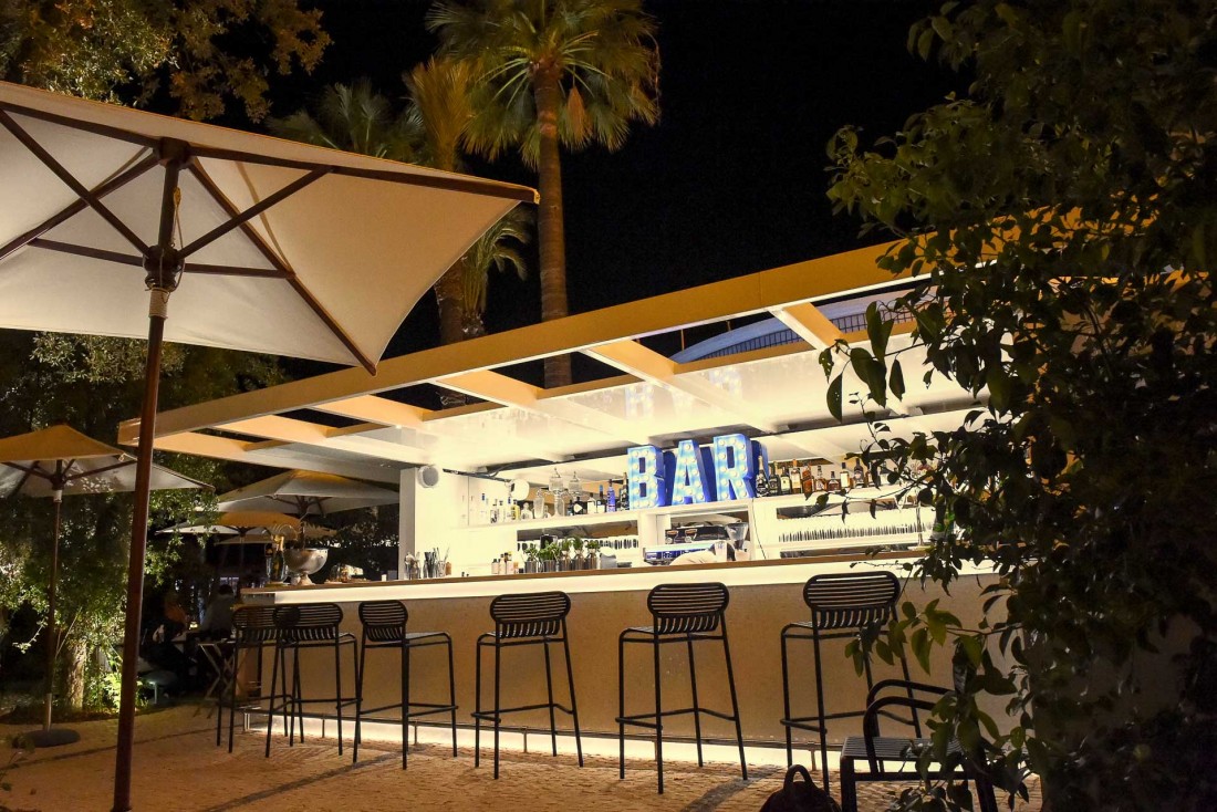 Le bar du Jardin du Martinez © Samuel Saadoun