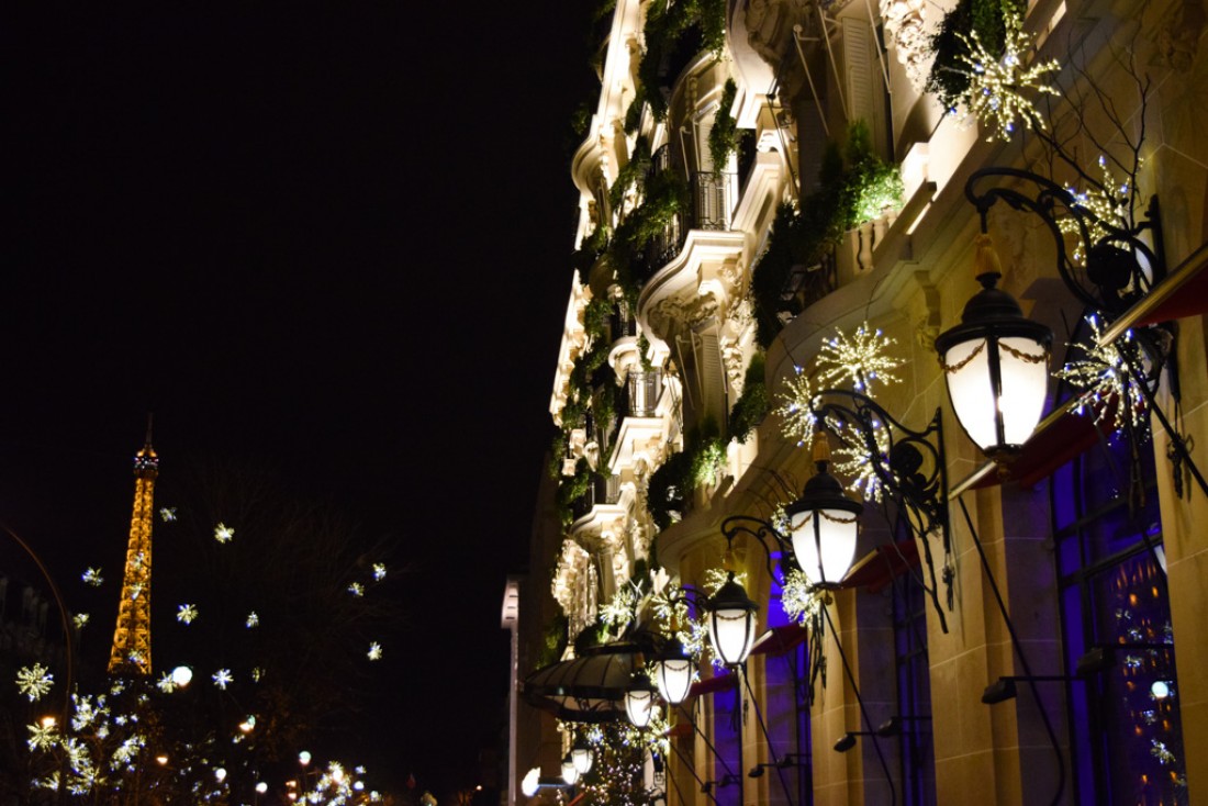 La façade du palace sur l'avenue Montaigne, une fois la nuit tombée © Yonder.fr