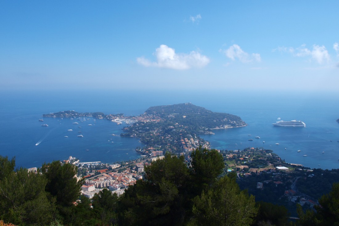 La presqu'île du cap Ferrat vue depuis les hauteurs de la Côte d'Azur. On peut apercevoir sur la gauche la silhouette du Royal Riviera © Royal Riviera
