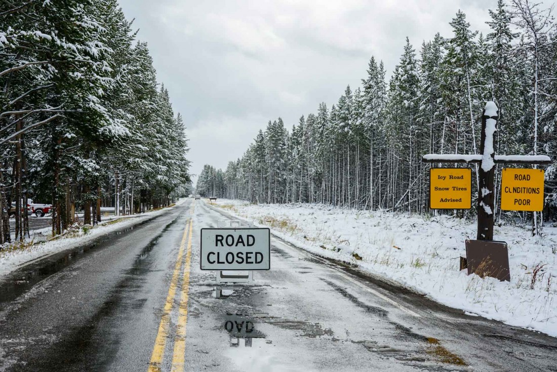 Lorsque la neige tombe, il est probable que certaines routes ferment provisoirement, parfois pour plusieurs jours ! © YONDER.fr 